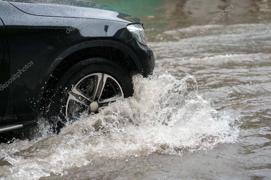 Машина тонет в воде